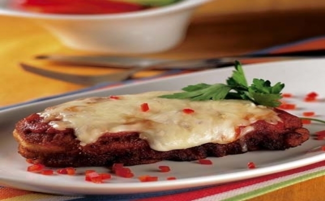 Filete de pollo rebozado en salsa de queso